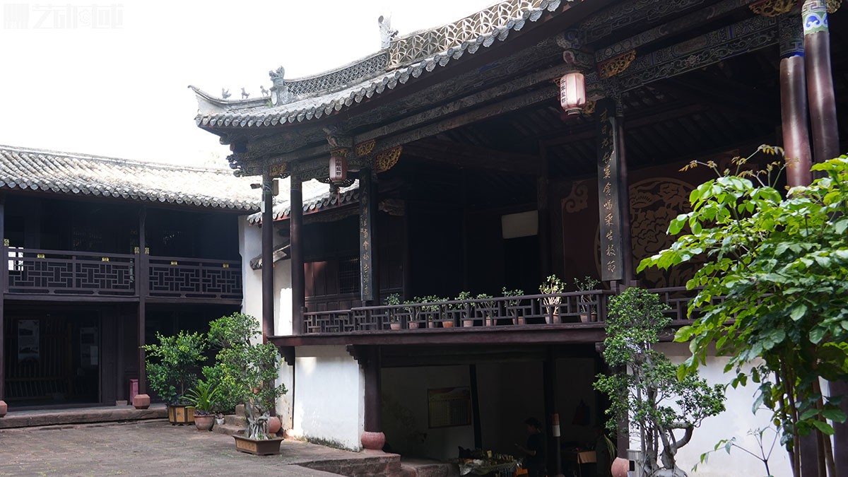 大龙祠大殿对面戏台